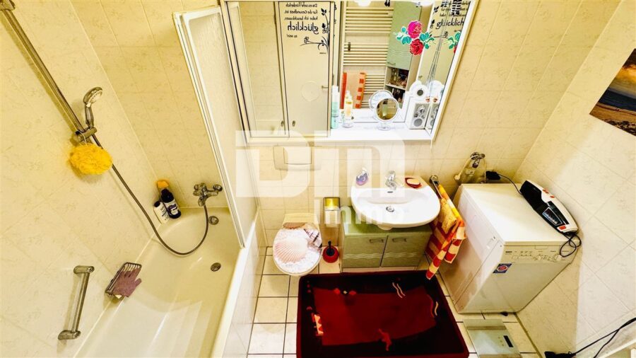 Schöne Eigentumswohnung in gefragter Wohnlage mit Balkon / Tiefgarage und Parkanlage - Badezimmer / Badewanne